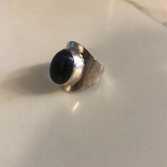 Silver and black onyx ring. - Picture 3 of 6
